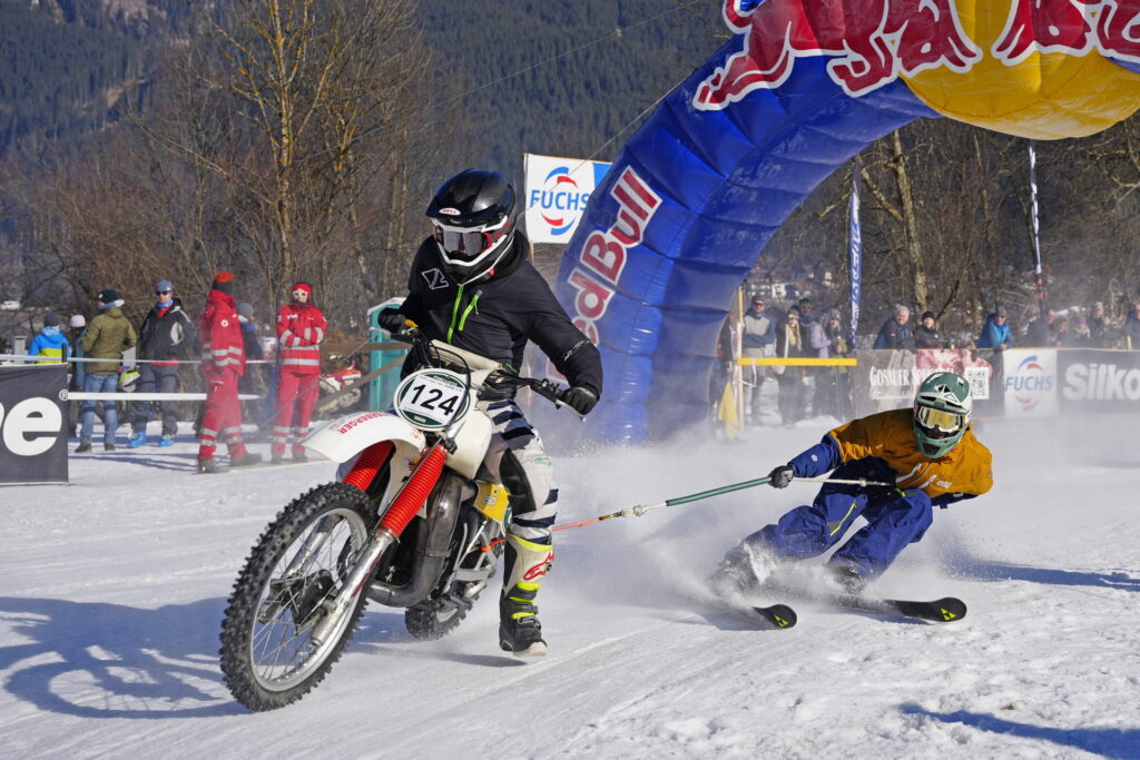 Skijöring Gosau 2025 _ Motiv 59 _ Bild Jannik Forstreiter _ LR.JPG 
Skijöring ist eine Herausforderung für Motorradfahrer, aber auch für die Skifahrer im Schlepptau. 
Bild: Jannik Forstreiter 